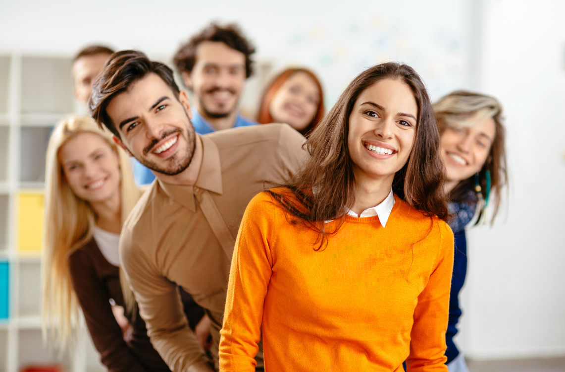 Teamfoto menschen lachen und stehen hintereinander